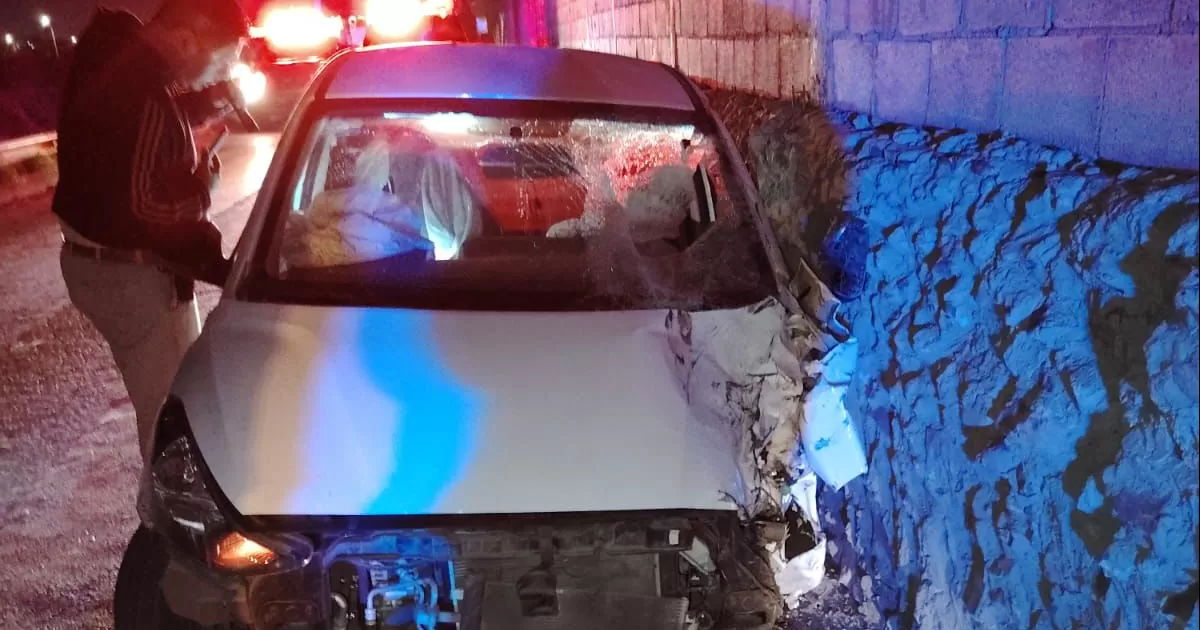 Mueren dos motociclistas tras accidente vial en Torreón; salieron proyectados a un canal de riego