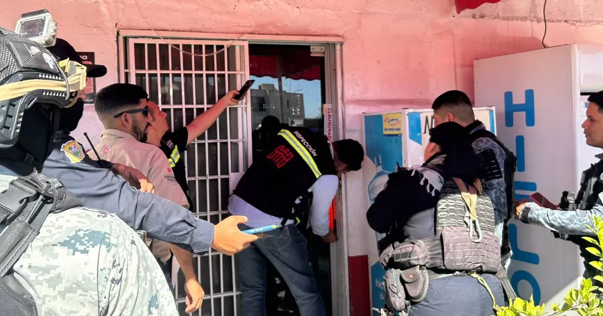 Jorge Luis Juárez Llanas, director de Protección Civil y Bomberos en Torreón, informó que fue a través de una denuncia ciudadana como se localizó este establecimiento con venta de pirotecnia.
