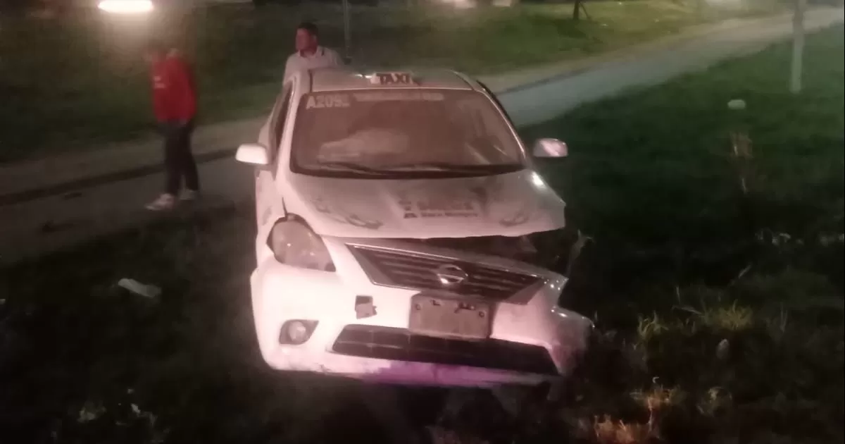 Taxista provoca accidente y abandona la unidad en Gómez Palacio