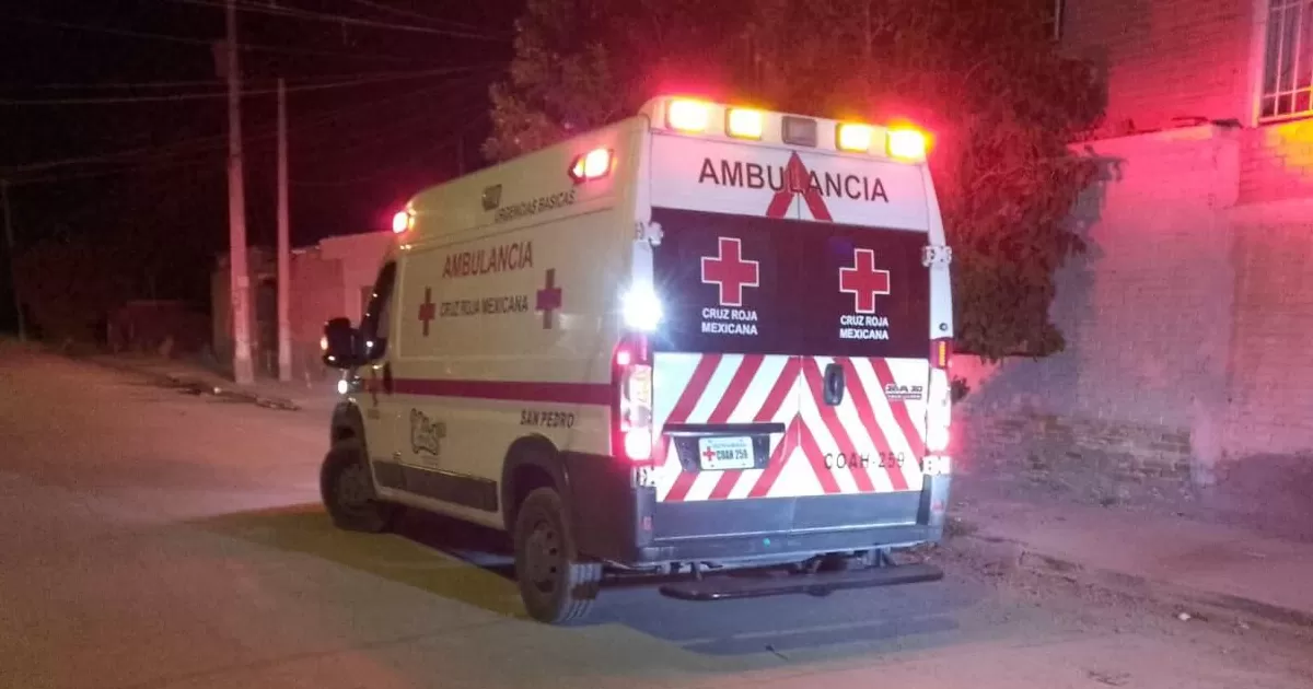 El adulto fue atendido en el lugar ya que presentó golpes en diferentes partes del cuerpo que no ponen en riesgo su vida.