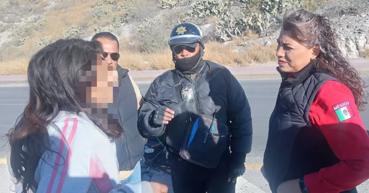 Agentes  de vialidad de Lerdo auxilian a joven arriba del puente curva del japonés
