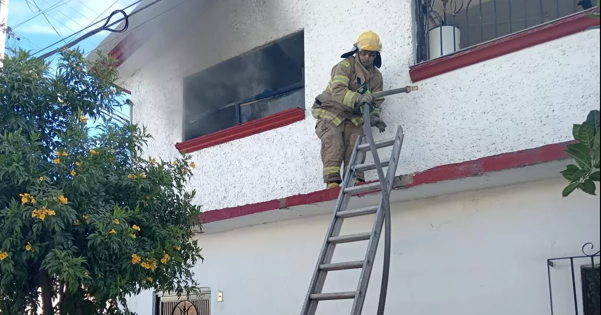 Ante el cierre de año, es importante apagar las luces navideñas y los adornos al salir de casa o al ir a dormir, así como revisar que ningún cable esté roto y el estado de las tomas de corriente antes de conectar los mismos, para evitar algún corto circuito.