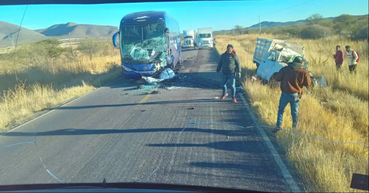 Muere mujer en accidente sobre la carretera libre Durango - Torreón; quedó prensada
