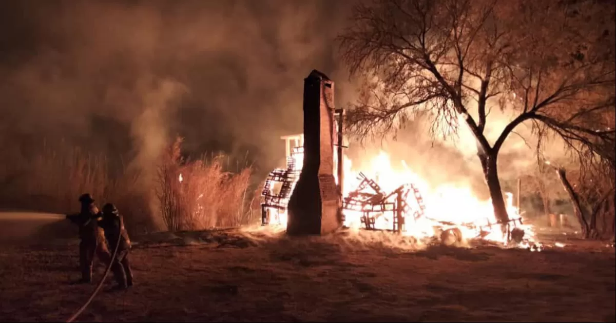 Presunta pirotécnica consume cabaña en Lerdo; responsables huyeron