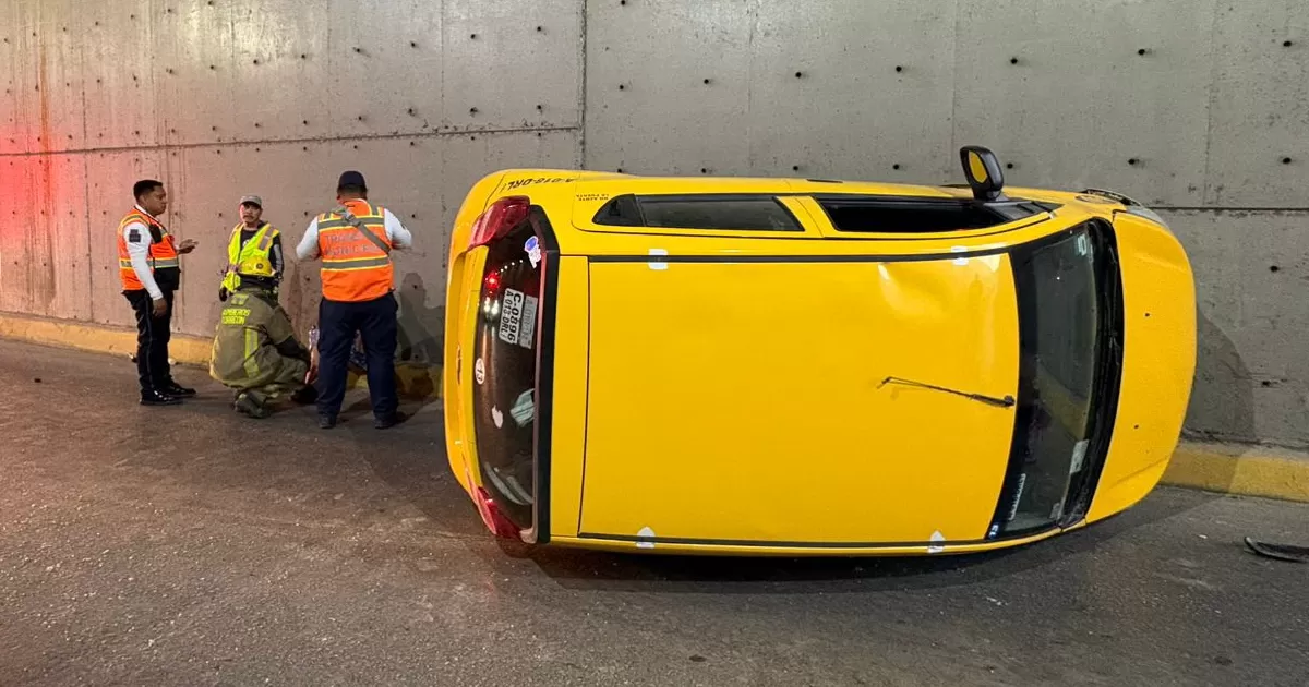 Pasajera de taxi resulta lesionada tras volcadura en Torreón