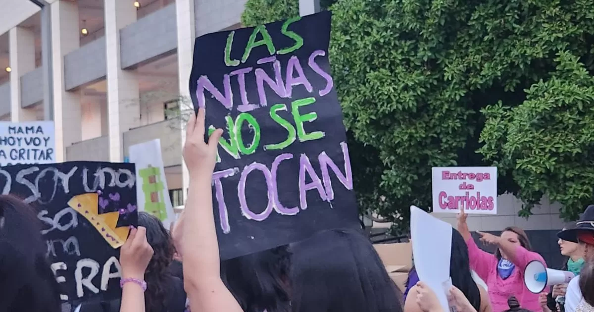 Durante la marcha del 8M del año pasado, un grupo de manifestantes fue violentado por elementos policiacos en la explanada de la plaza mayor. Las mujeres denunciaron golpes, detenciones arbitrarias y hostigamiento.