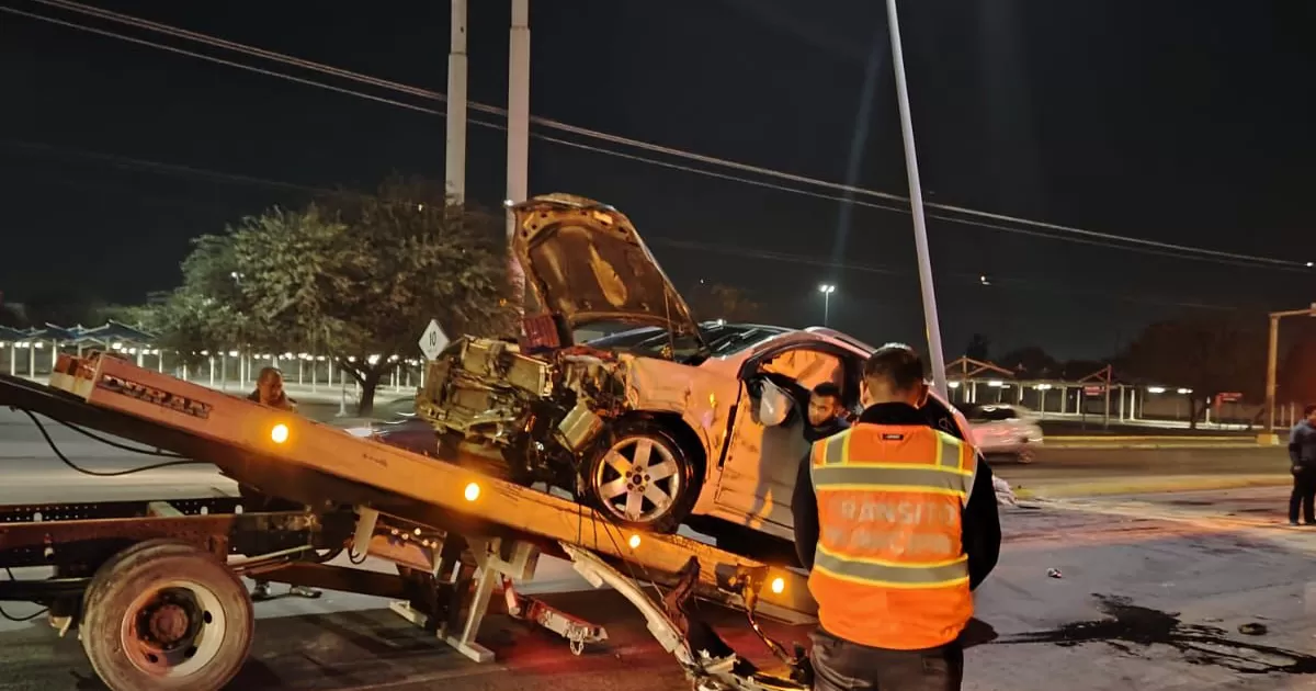 Conductor en presunto estado de ebriedad provoca aparatosa volcadura en Torreón