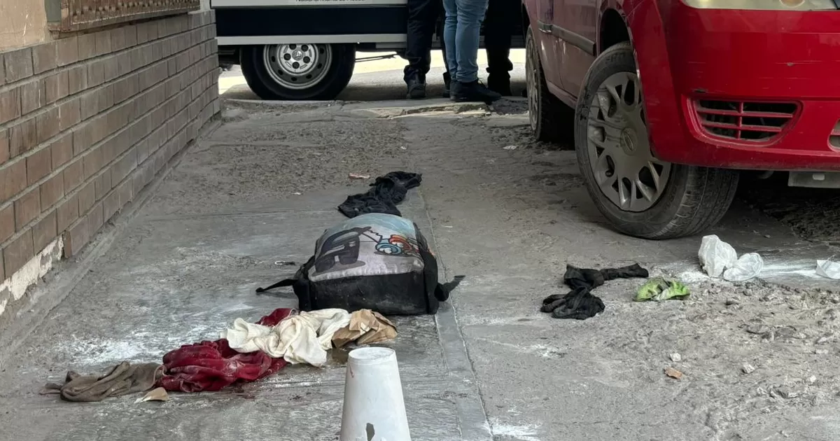 Según los primeros informes, dos hermanos se encontraba al exterior de un domicilio cuando presuntamente el conductor de una camioneta llegó y acribilló a ambos disparándoles con un arma de fuego.
