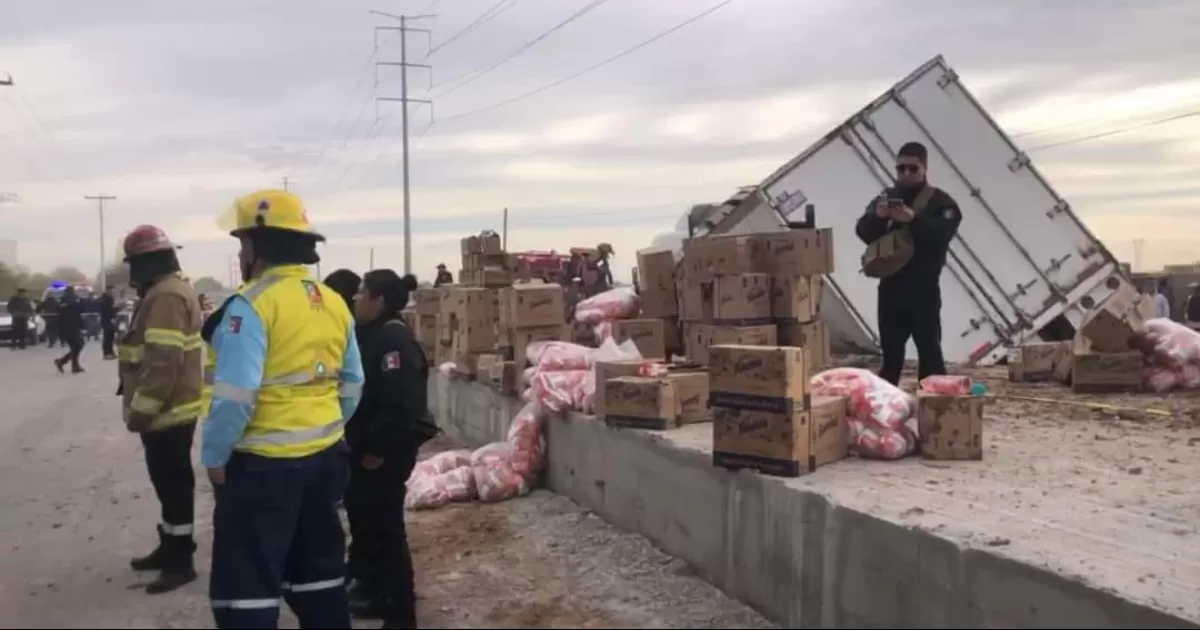 De nuevo, rapiña por volcadura de un tráiler en Gómez Palacio.