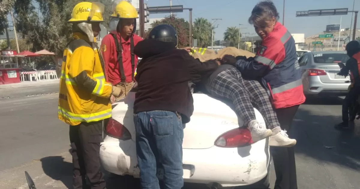 Por accidente vial copiloto sale proyectada de auto y termina lesionada en Lerdo