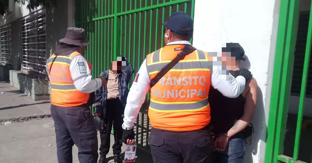 Agentes viales detienen a presunto violentador; ahorcaba a su pareja en calles de Torreón