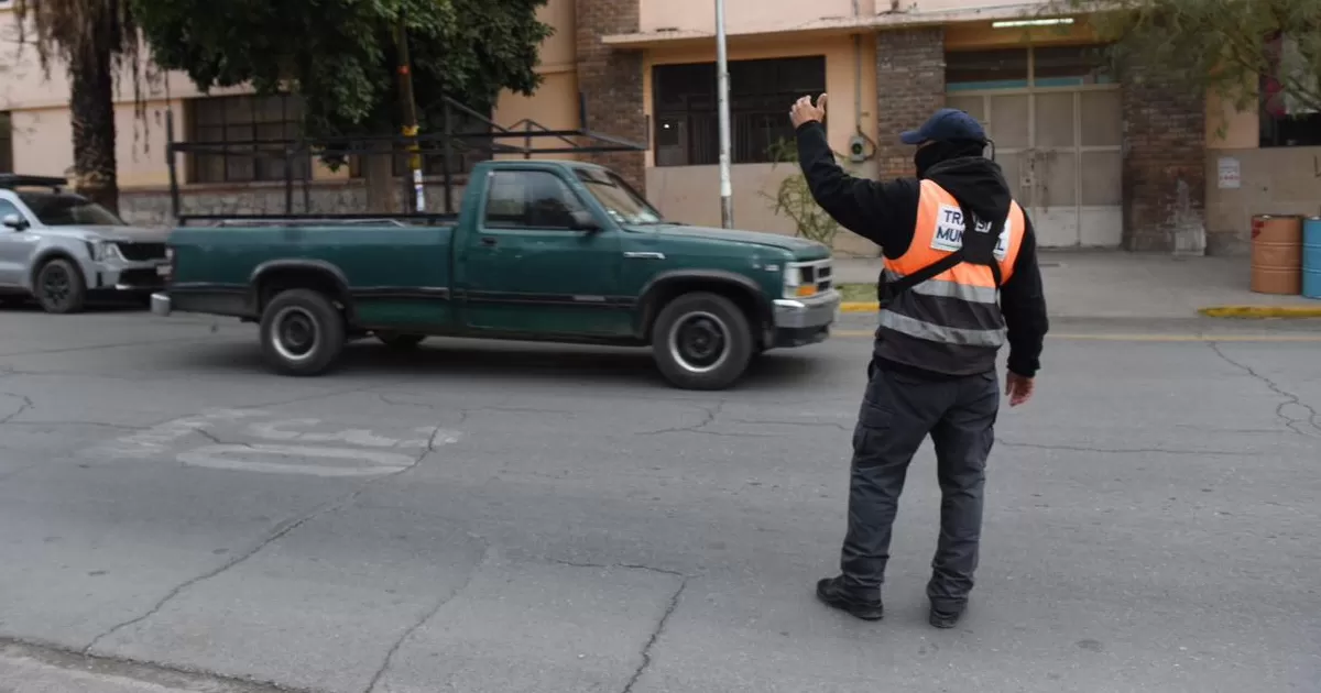 Luis Alberto Morales Cortés, director de Vialidad y Movilidad Urbana, informó que este dispositivo cuenta con la participación de 250 agentes que estarán distribuidos en los horarios de entrada y salida de los alumnos.