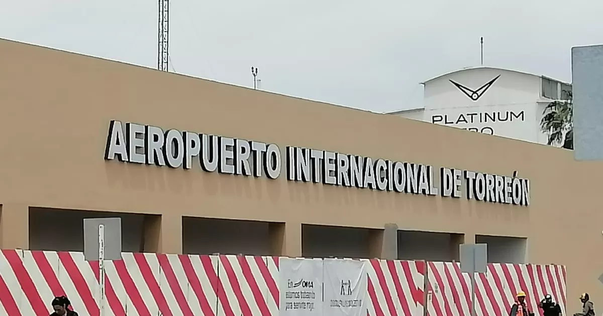 Pasar de 800 mil pasajeros anuales es un hito importante para Torreón que se consolida como una ciudad competitiva para los negocios y la atracción de inversiones señaló el alcalde Román Alberto Cepeda.