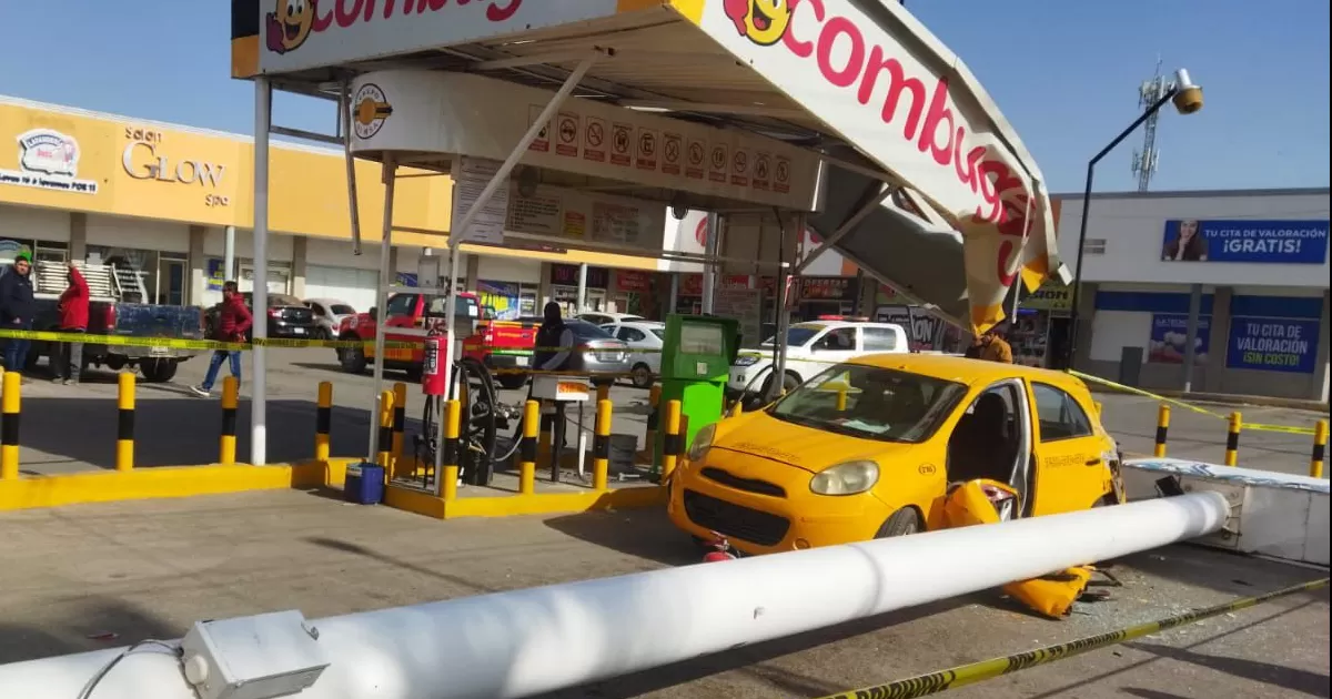 Cae espectacular sobre gasera y unidad de taxi en Torreón