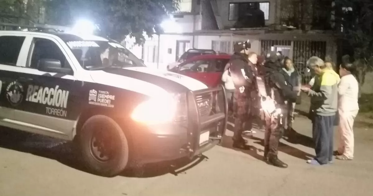 Pese a que recibió el golpe en la cabeza, el herido quien fue atendido por paramédicos de la Cruz Roja se reportó fuera de peligro.