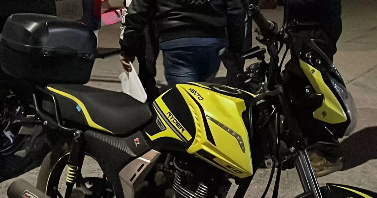 Policías detienen a ladrón de moto en colonia La Estrella de Torreón