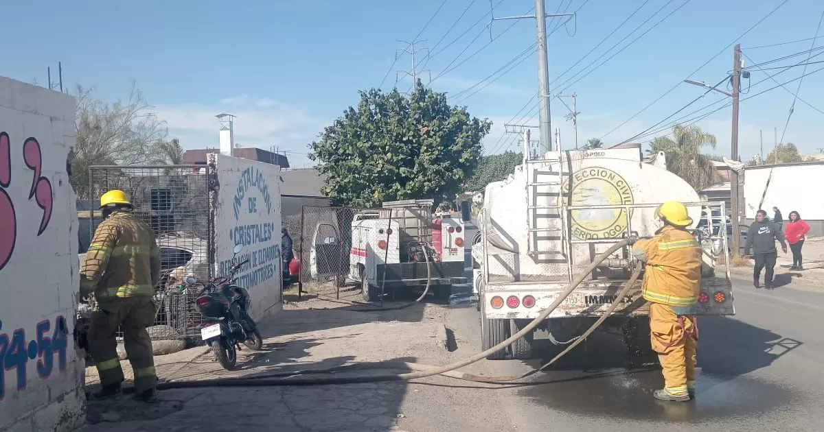 Incendio en baldíos alarma a personal de gasolinera en Lerdo