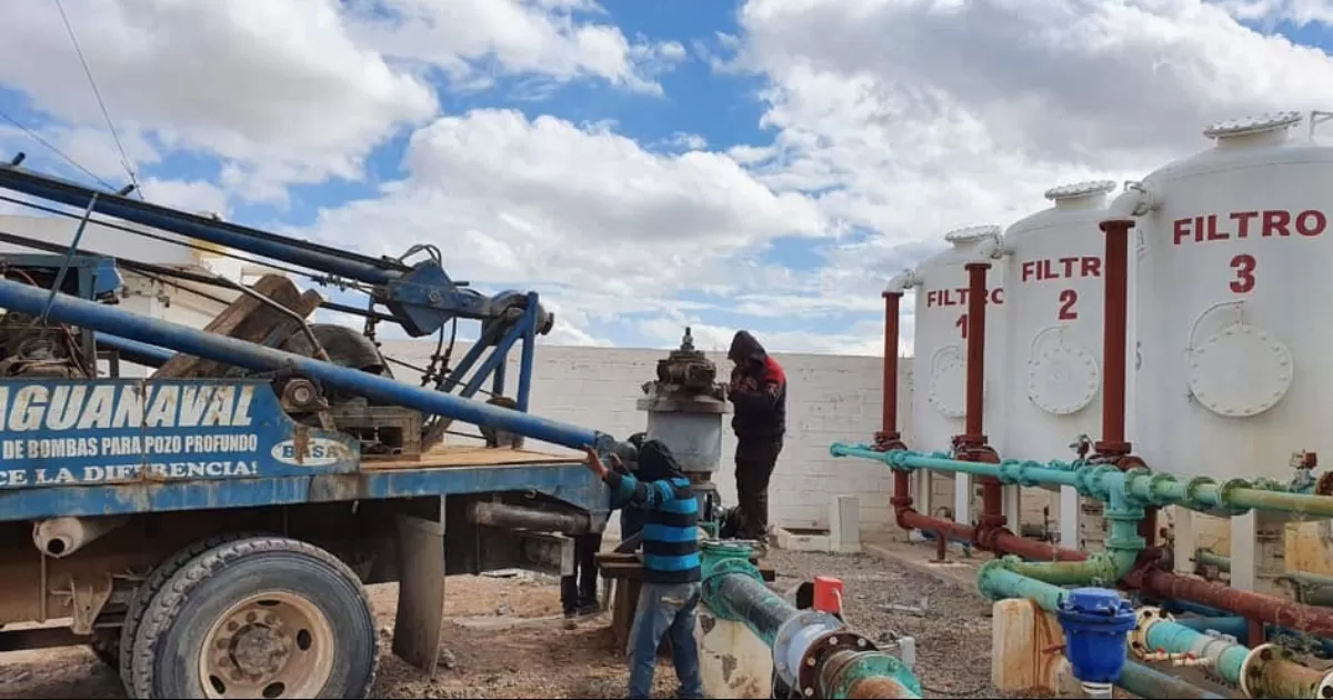Simas Torreón realiza labores de reparación en bomba de la colonia Nueva Los Ángeles.