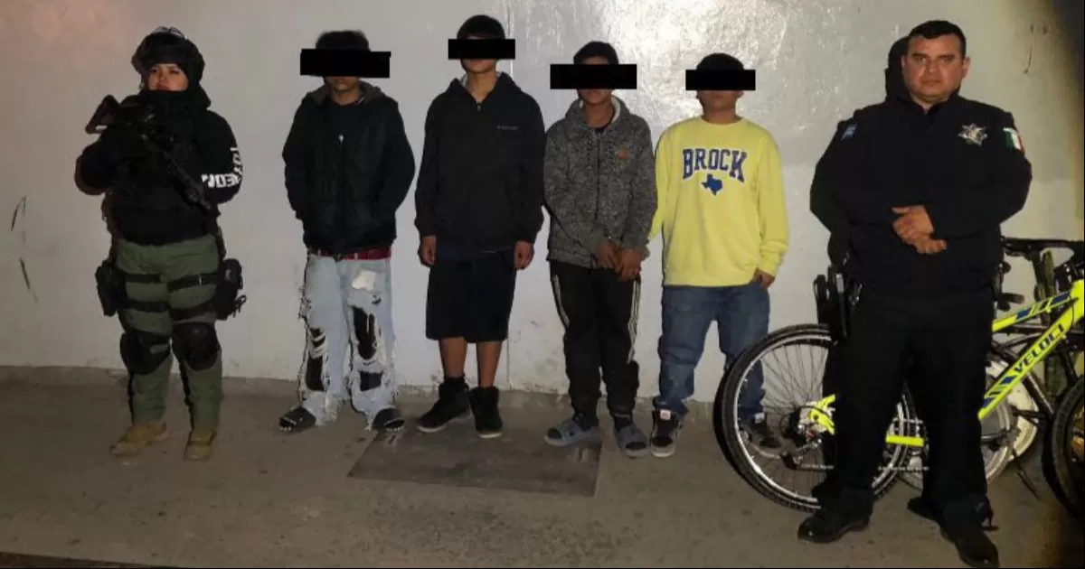 Policía de Torreón asegura a menores por intoxicarse en vía pública