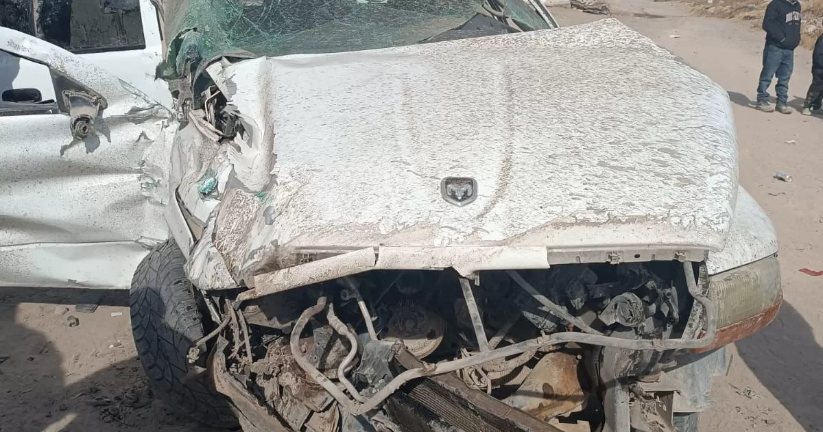 Intenta ganarle el paso a tren y camioneta termina destruida en Gómez Palacio