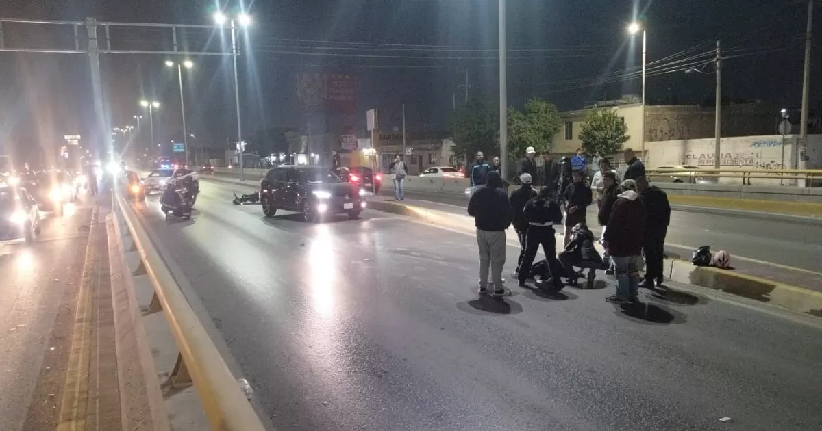 Motociclista ebrio provoca aparatoso accidente; salud de acompañante es grave