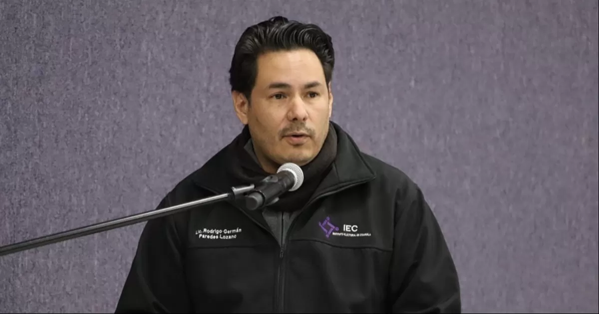 La resolución es derivada de una denuncia respaldada por el artículo 102 de la Ley General de Instituciones y Procedimientos Electorales, por haber nombrado a Mario Alberto Flores Bazaldúa como coordinador de adquisiciones, sin presentar el título profesional correspondiente, aunque luego dicho trabajador presentó un título, sin corresponder al área de la función ocupada.
