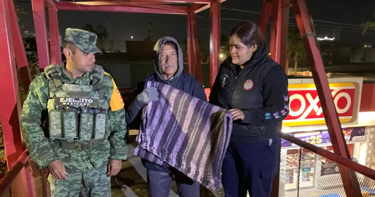 Durante el recorrido realizado en distintos sitios de Gómez Palacio, se entregaron cobijas, alimentos y bebidas calientes a quienes más lo necesitan.