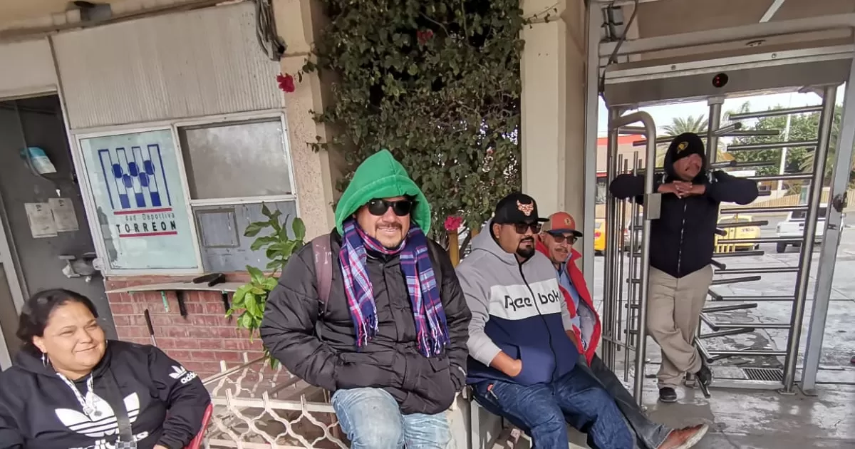 Trabajadores de la Unidad Deportiva de Torreón protestan por falta de pago