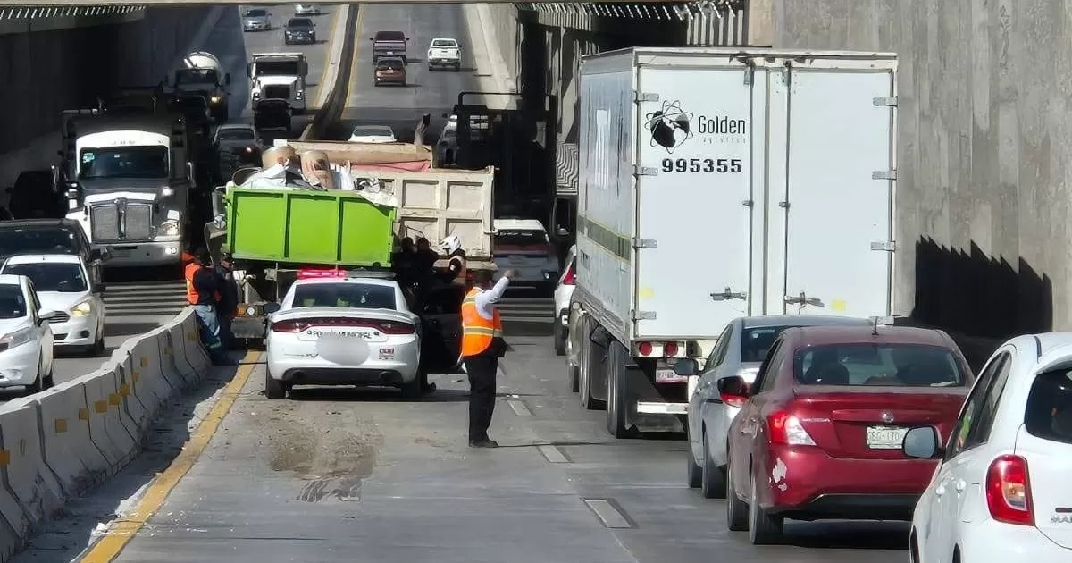 Accidente en desnivel de Giro Independencia provoca caos vial
