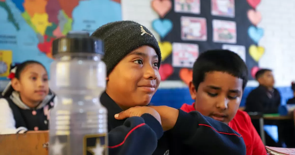 Entre estas medidas se encuentra la flexibilidad en el uso del uniforme escolar, permitiendo a los alumnos utilizar ropa abrigadora como chamarras, bufandas y pantaloneras.