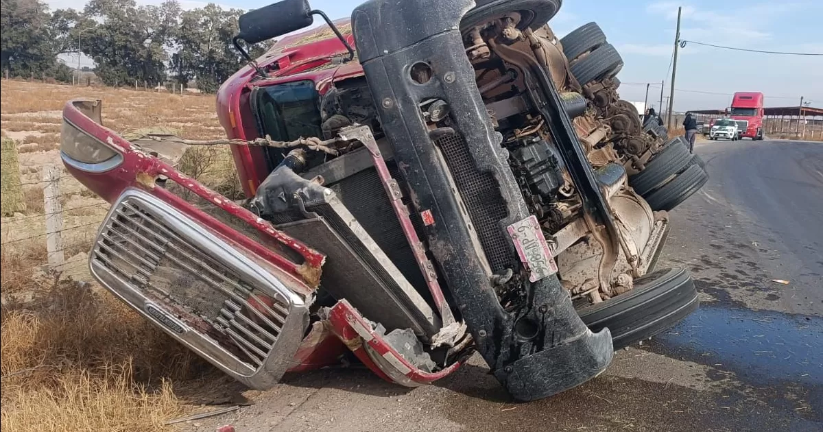 Volcadura de tractocamión moviliza a tránsitos de Gómez Palacio