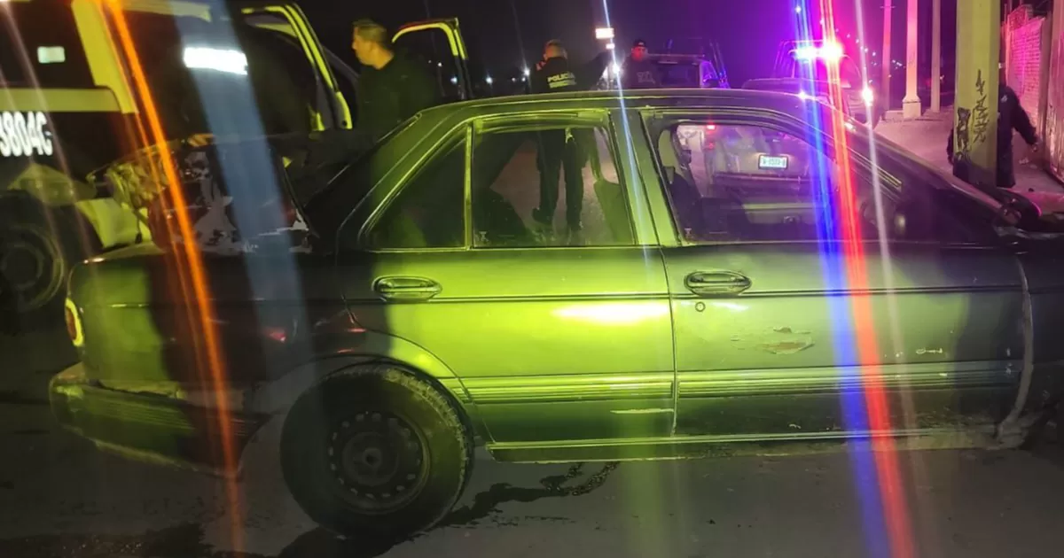 Eduardo Canul Castellanos, titular de la corporación, informó que los propietarios de un automóvil marca Nissan, estacionado frente a su domicilio, se percataron de que dos personas se llevaban la unidad, por lo que de inmediato avisaron a Seguridad Pública.