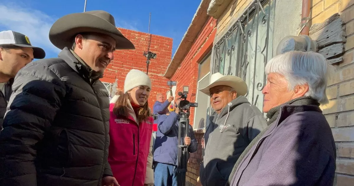 Durante el recorrido de este día estuvo acompañado de su esposa, la señora Paola Rodríguez; del alcalde de Ramos Arizpe, Tomás Gutiérrez y su esposa Teresita Escalante, y funcionarios tanto municipales como del estado, realizaron un recorrido a pie por las calles del ejido San Miguel, para tenderles la mano y entregarles apoyos.