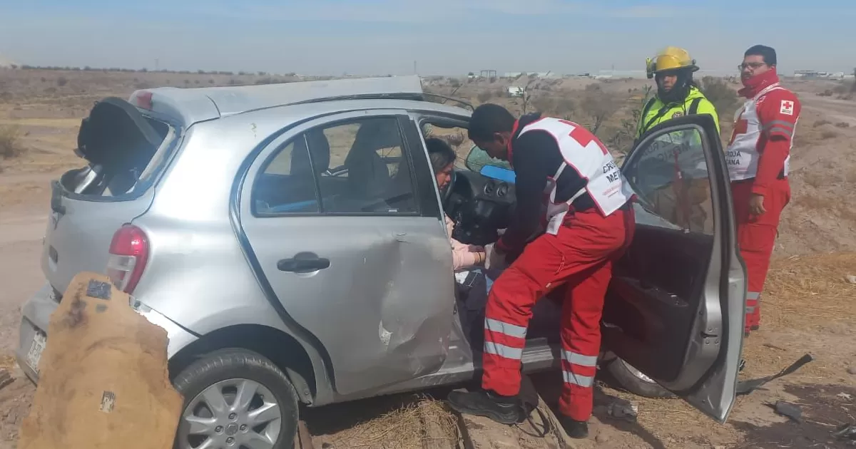 Mujer resulta lesionada tras volcadura de auto en Torreón