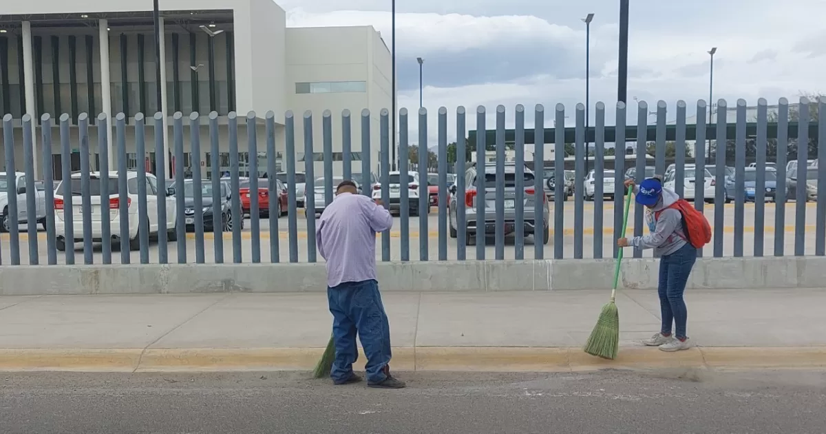 Dan mantenimiento a entorno del Hospital General de Gómez Palacio