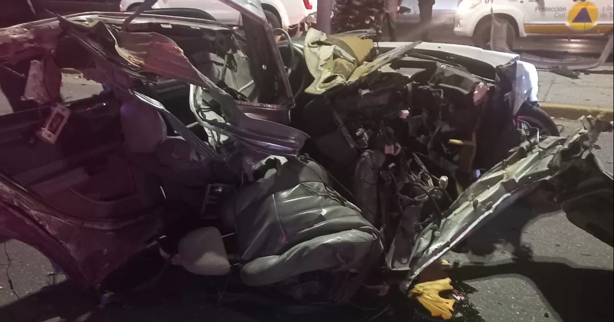 Muere conductor tras aparatoso accidente en Torreón; el auto se partió en dos