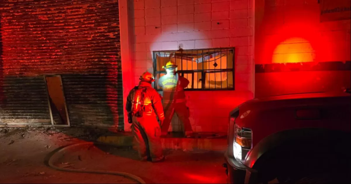 Incendio de carpintería moviliza a bomberos de Torreón