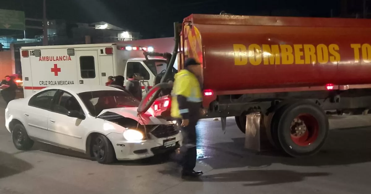 Por falta de precaución conductores se impactan contra camión cisterna de bomberos en Torreón