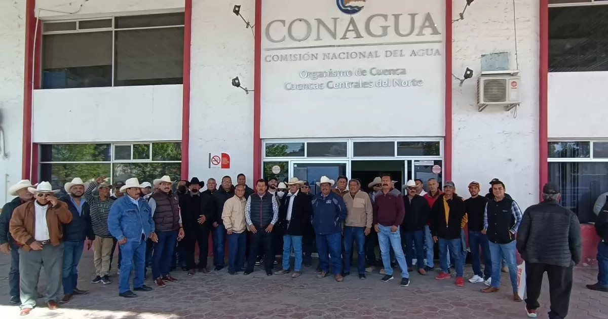 Campesinos del Módulo de Riego número 12 en la Laguna, pertenecientes a Matamoros, Francisco I. Madero y Gómez Palacio, se manifestaron este lunes a las afueras de la CONAGUA en Torreón.