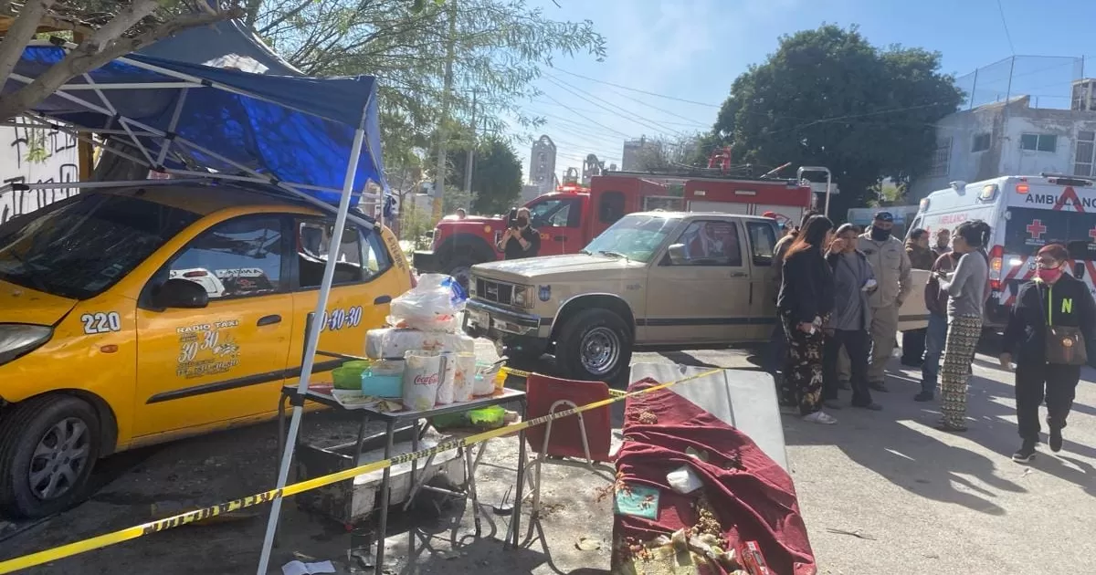 Taxista ebrio choca contra puesto de gorditas en Torreón.