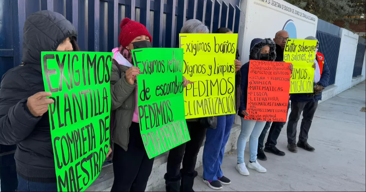 Padres de familia del Instituto Mano Amiga de Torreón protestan por deficiencias