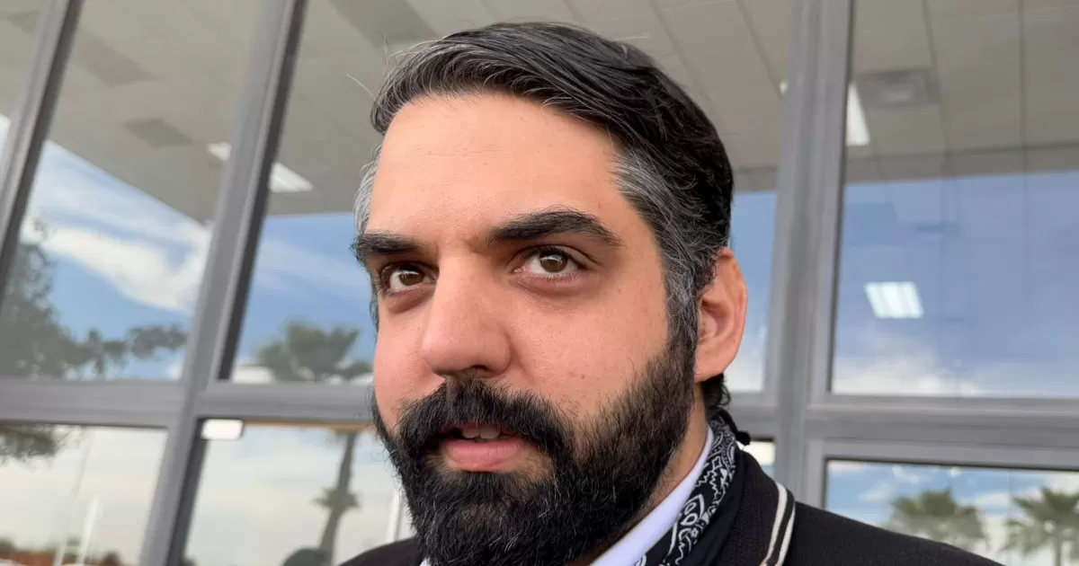 El legislador cuestionó el proceso y al alcalde Román Alberto Cepeda de "vender al municipio" y de estar rodeado de un "séquito de maleantes", señalando directamente a José Elías Gánem Guerrero, el secretario del Ayuntamiento como el principal responsable de estas irregularidades.
