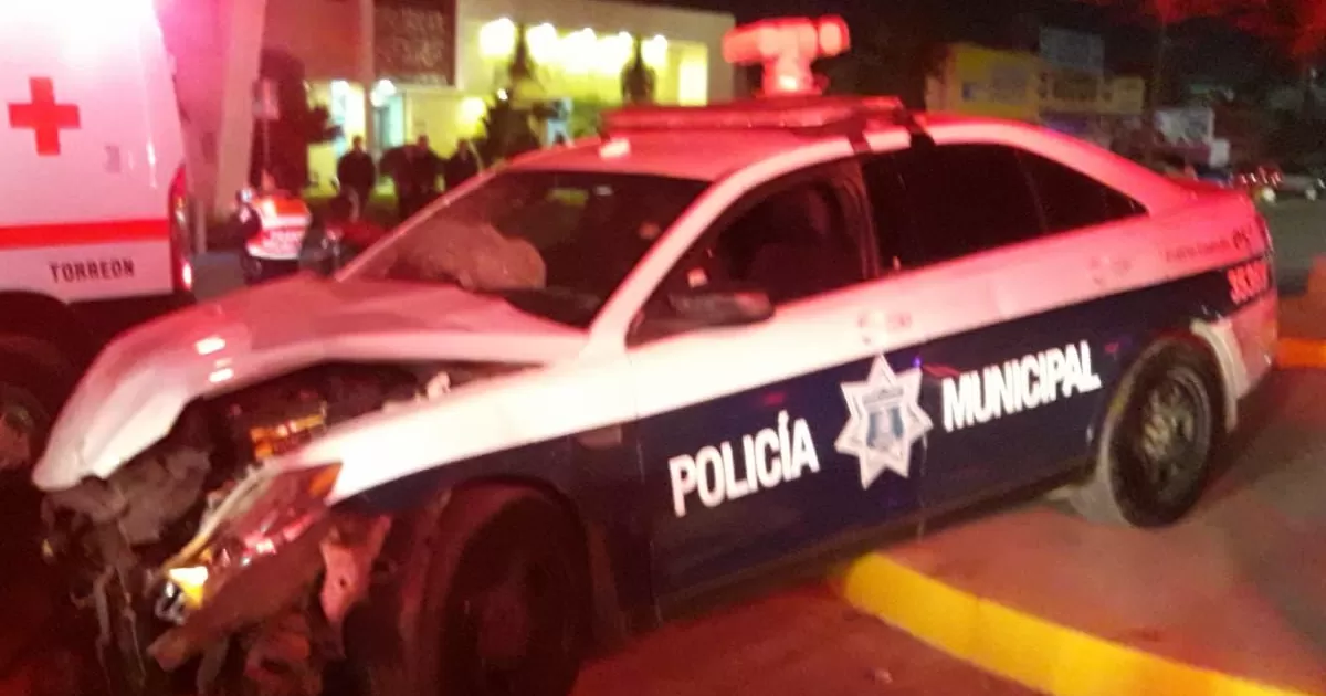Choca patrulla de la Policía Municipal en Torreón; dos elementos resultaron lesionados