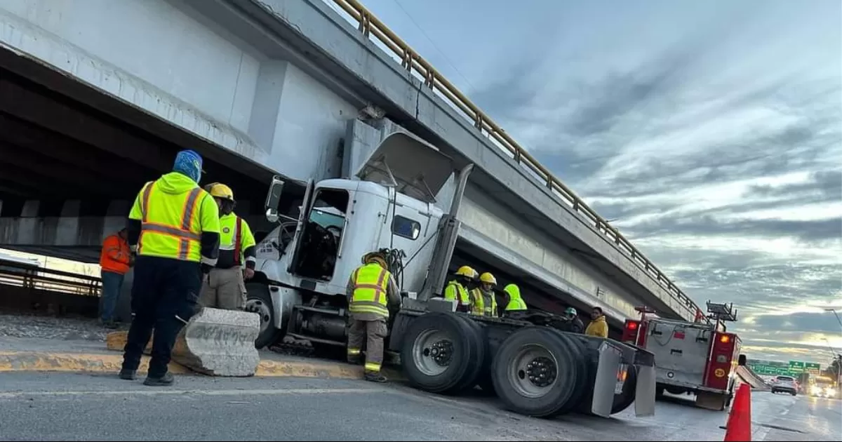 Trailero se salva de morir luego de choque en Torreón.