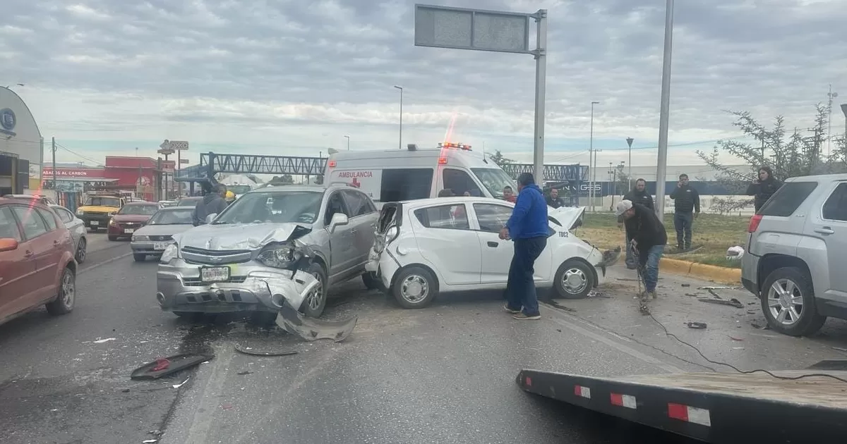 Carambola vehicular en Gómez Palacio deja cinco lesionados.