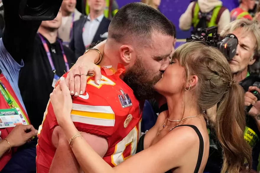 El jugador de los Kansas City Chiefs se mostrÃ³ evasivo al ser consultado sobre un posible compromiso con la cantante, mientras reafirmÃ³ su compromiso con la NFL y su incursiÃ³n en el entretenimiento.