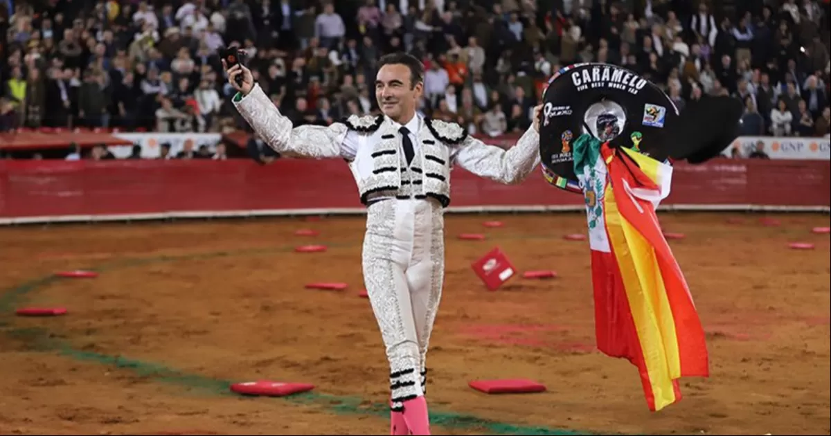 Vestido de blanco y plata con cabos negros, bajo una lluvia de confeti que dejaron caer los aficionados en la puerta de cuadrillas, apareció en su quincuagésima actuación el maestro Enrique Ponce, la figura que toreó por última vez en su vida.