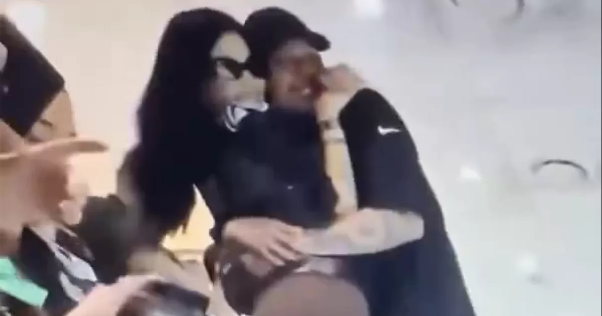 La pareja llegÃ³ junta al evento y fue captada en varios momentos mostrando gestos de cariÃ±o, lo que rÃ¡pidamente encendiÃ³ las redes sociales.