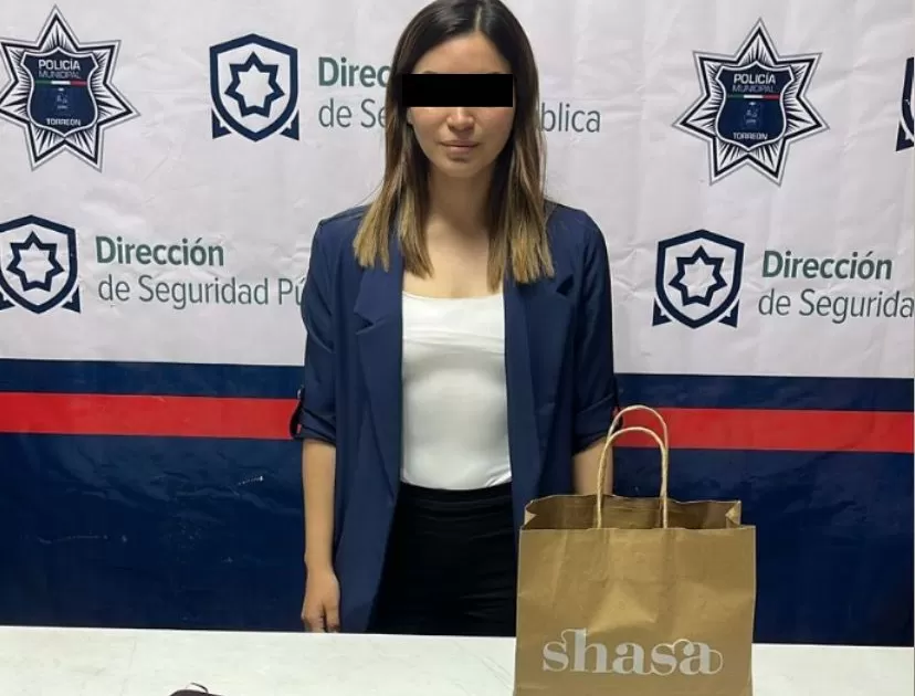 La mujer, intentÃ³ salir sin pagar un short color guinda con valor total de 749 pesos.
