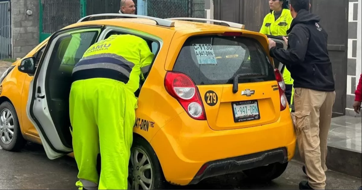 Mujer da a luz dentro de taxi en Torreón.